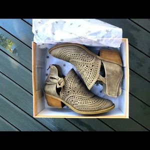 Grey booties perfect for holidays! Size 7